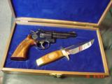 Smith & Wesson 19-3,4" 357mag,Texas Rangers Commemorative,with same serial # knife,in fitted case,looks unfired,in fitted wood pres case-awesome
- 3 of 15