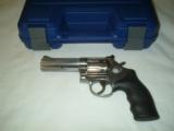 Smith & Wesson M686 - 2 of 6