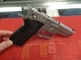 Smith & Wesson 5906 - 4 of 6