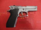 Smith & Wesson 5906 - 3 of 6