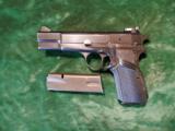 Browning Hi Power, 9mm C series, adj. sight 98% original blue. - 1 of 10