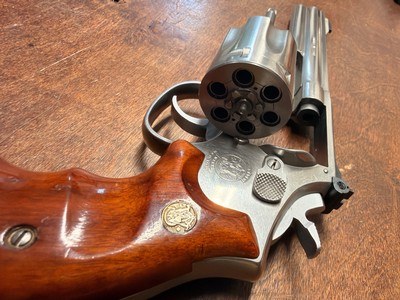 Six Shot Model 617 Smith and Wesson with a 6" barrel - Image 6 of 8