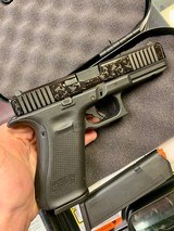GLOCK 17 GEN5 - TALO ENGRAVED - 95% COND. - 3 of 4