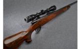 Weatherby Mark V Deluxe Left Handed in 7mm Weatherby Magnum - 1 of 9