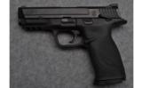 Smith & Wesson M&P 9 Semi Auto Hangun in 9mm with Safety - 2 of 4