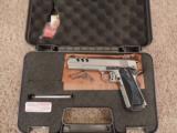 SMITH & WESSON 1911 CUSTOM PERFORMANCE CENTER - 2 of 9