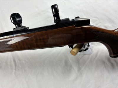 WEATHERBY MARK V DELUXE - 300 WBY MAG - EXCELLENT CONDITION - Image 9 of 11