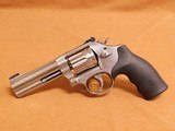 Smith and Wesson S&W 617-6 Stainless w/ Box 160584 - 1 of 15
