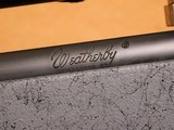 Weatherby Mark V Accumark Ultra Lightweight (270 Win, 24-inch Fluted Barrel & Bolt, Grey/Gray & Black Stock) - 12 of 13