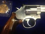 Smith & Wesson US Treasury Bicentennial 1779-1989, #168 of 600 made, model 686-3, 357mag, unfired, NIB, wooden case, buckle, coin - 7 of 12