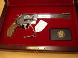 Smith & Wesson Model 629 Magna Classic - 4 of 13