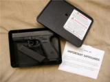Glock 22 40 Caliber Pistol + Case 2 Magazines - 1 of 8