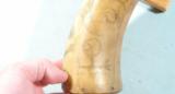 CONNECTICUT RIVER VALLEY INSCRIBED IDENTIFIED SCRIMSHAW CARVED POWDER HORN DATED 1820. - 9 of 10