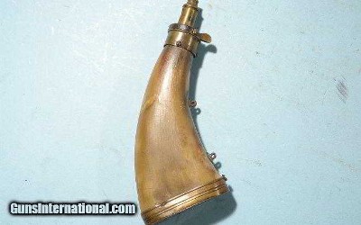 SCOTTISH 5 ½” FLAT HORN POWDER FLASK CIRCA 1800-30. 