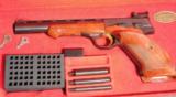 1963 MINT ORIGINAL CONDITION BROWNING MEDALIST .22LR TARGET PISTOL WITH VENT RIB PISTOL IN ORIG. CASE. - 2 of 8