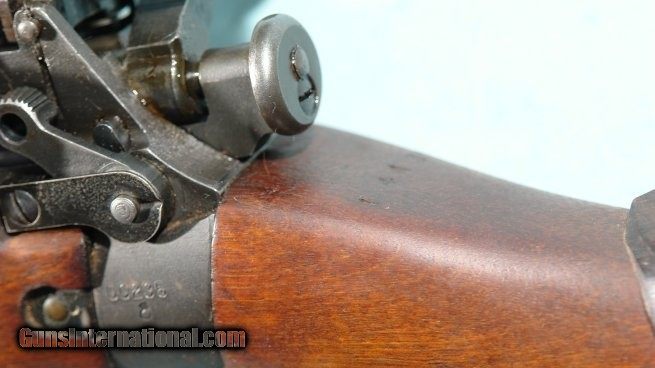 A sniper rifle Lee-Enfield no. 4 Mk. I/2 (T) with scope no. 32 in transport  crate, cal..303 Brit., no. A0138T. Matching numbers except for magazine.  Mirror-like bore. 10-shot. Folding diopter. Left on