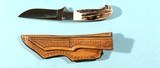SCARCE SCHRADE D’HOLDER MILLENNIUM 3 3/4” SAMBAR STAG SKINNING KNIFE W/LEATHER SHEATH AND CARRYING CASE IN ORIG. BOX CA. 2000. - 3 of 6