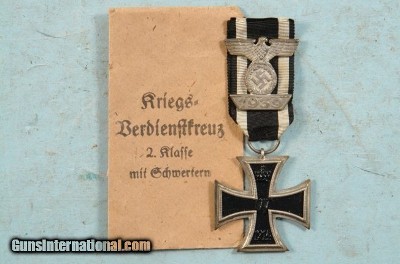 ORIGINAL WW1 IMPERIAL GERMAN IRON CROSS 2ND CLASS MEDAL W/1939 BAR AND RIBBON IN ORIG. ISSUE ENVELOPE.