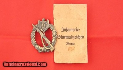 WW2 GERMAN NAZI BRONZE INFANTRY ASSAULT BADGE MAKER STAMPED ON BACK JFS IN ORIGINAL ISSUE ENVELOPE.