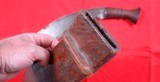 ORIGINAL WW1 WWI BRITISH-INDIAN ARMY GURKHA KUKHRI FIGHTING KNIFE WITH SCABBARD DATED 1915. - 4 of 11