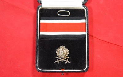 32650 WWII WW2 GERMAN OAK LEAF W/ SWORDS, CLIP AND RIBBON IN ORIG. BOX.