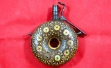 ORIGINAL GERMAN WHEELLOCK OR WHEELOCK BONE INLAID DONUT PISTOL POWDER FLASK CIRCA 1575-1590’S. - 2 of 6 ORIGINAL GERMAN WHEELLOCK OR WHEELOCK BONE INLAID DONUT PISTOL POWDER FLASK CIRCA 1575-1590’S. - 2 of 6