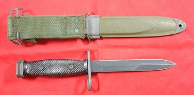 VIETNAM WAR GENERAL CUTLERY U.S. M7 BAYONET FOR THE M16 RIFLE W/USM8A1 SCABBARD. - Image 2 of 3