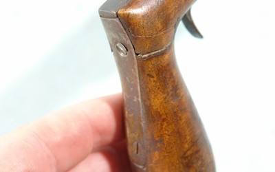 NEW ENGLAND STYLE UNDER-HAMMER PERCUSSION BOOT PISTOL SIGNED FAERBER BREMEN CIRCA 1850. - Image 4 of 5