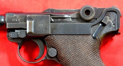 EXCEPTIONAL RARE WW2 GERMAN MAUSER BANNER CODE 42 1940 DATE P-08 9MM LUGER PISTOL WITH ORIGINAL 1939 DATE HOLSTER - Image 5 of 14
