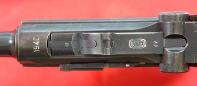 EXCEPTIONAL RARE WW2 GERMAN MAUSER BANNER CODE 42 1940 DATE P-08 9MM LUGER PISTOL WITH ORIGINAL 1939 DATE HOLSTER - Image 6 of 14