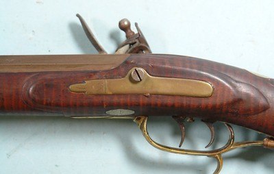 KEITH CASTEEL RAISED CARVED & SILVER INLAID FLINTLOCK LONGRIFLE DATED MAY 1971. - Image 4 of 14