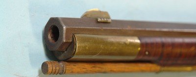 KEITH CASTEEL RAISED CARVED & SILVER INLAID FLINTLOCK LONGRIFLE DATED MAY 1971. - Image 12 of 14