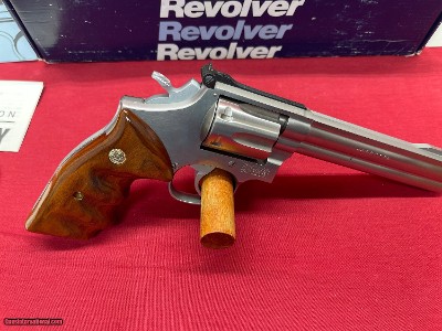 Scarce S & W 64822 WMR like new in box - Image 2 of 12