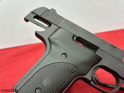 S&W model 22/4 semi auto pistol matte black 22LR great condition - Image 7 of 17