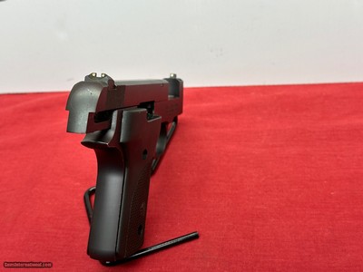 S&W model 22/4 semi auto pistol matte black 22LR great condition - Image 11 of 17