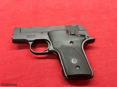 S&W model 22/4 semi auto pistol matte black 22LR great condition - Image 2 of 17