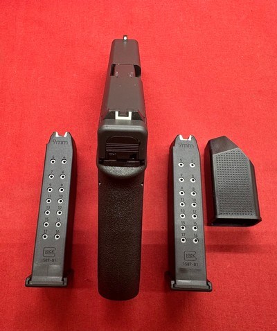 Glock G17 Gen1 Classic 9mm 17 Round - Image 15 of 17