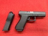 Glock G17 Gen1 Classic 9mm 17 Round - Image 5 of 17