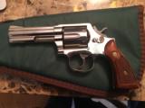 Smith and Wesson model 581 (rare, nickel) - 1 of 6