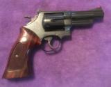 Smith and Wesson 29-2 (blue, pres. box) - 2 of 6