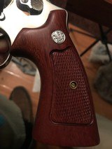 Smith and Wesson 25-5 (4 in, nickel, wood box) - 9 of 11