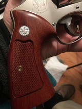 Smith and Wesson 25-5 (4 in, nickel, wood box) - 10 of 11