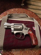 Smith and Wesson 60-7 Lady Smith (2 in, stainless, carry case) - 1 of 5