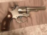Smith and Wesson 34 (4 in, nickel, diam. grips) - 2 of 7