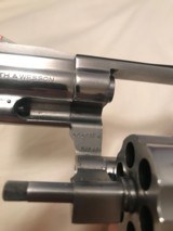 Smith and Wesson 686 (2 in, no dash) - 4 of 5