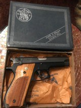 Smith and Wesson 439 (9 mm, box) - 1 of 7