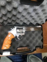 Smith and Wesson 686 (6 in, combats) - 2 of 6