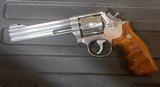 Smith and Wesson 617 (6 in, combats) - 1 of 8