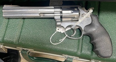 Smith and Wesson 617 (6in, combats)
