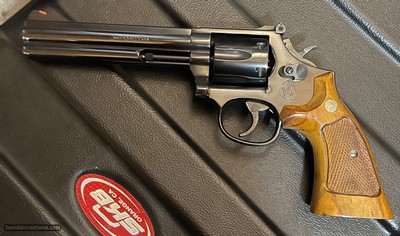 Smith and Wesson 586-1 (6 in, blue, targets)